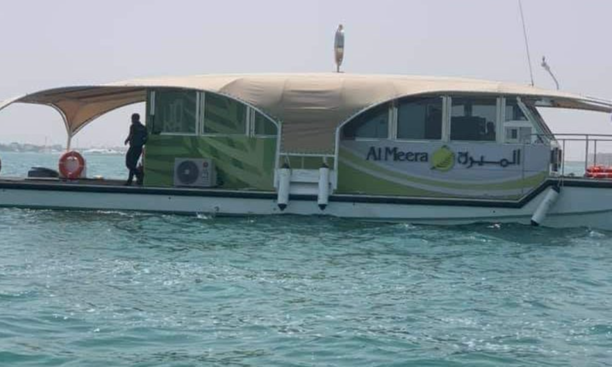 Un supermarché `` flottant '' pour les clients en mer à Doha